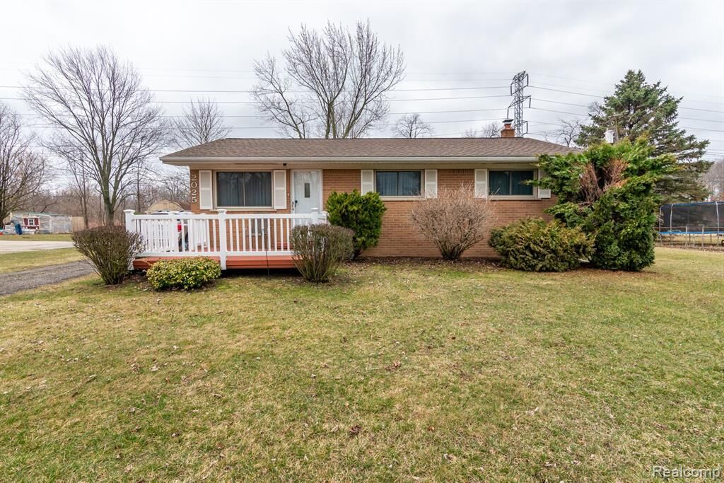 Property Photo:  2025 W West Maple  MI 48390 