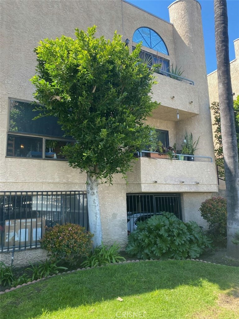 Property Photo: 8331 Cedros Avenue 14 CA 91402