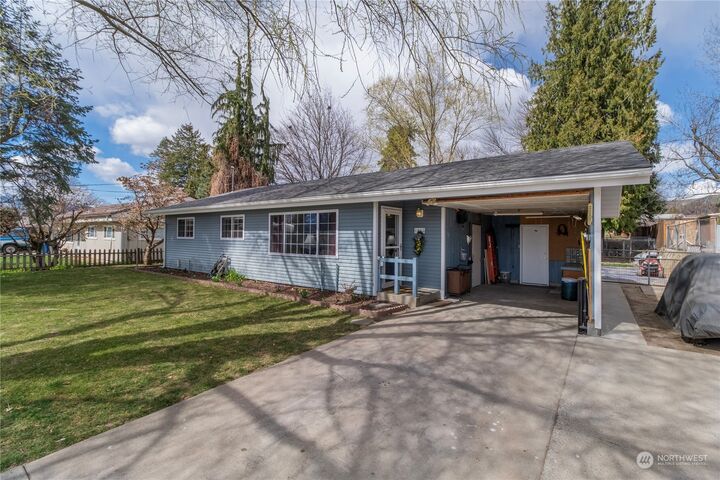 Property Photo:  1245 NE 6th Place  WA 98802 