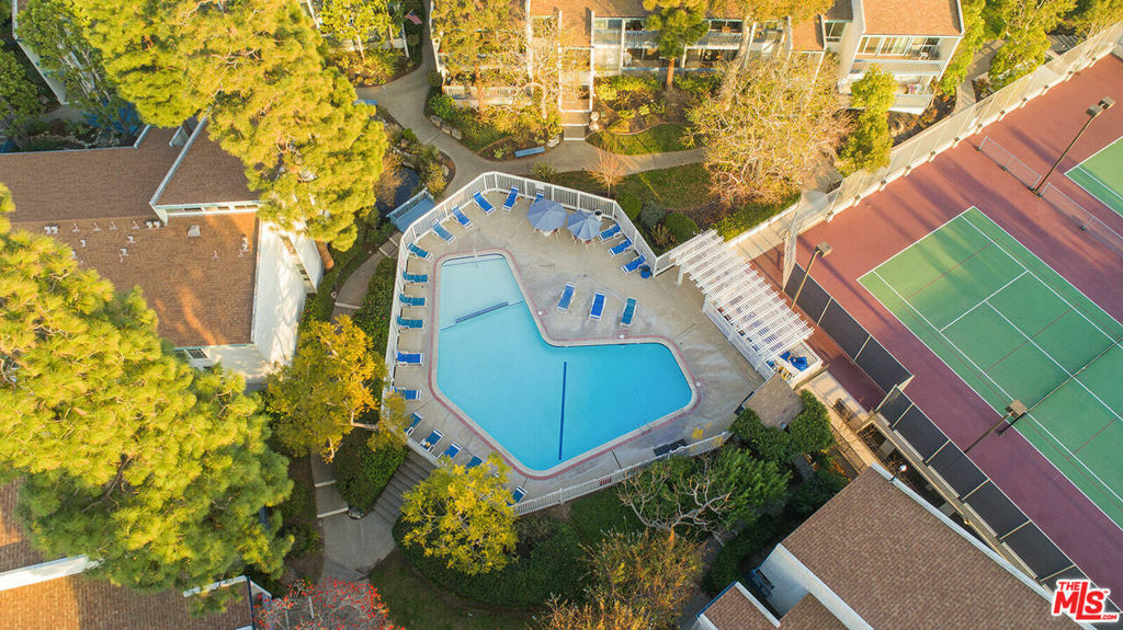 Property Photo: 637 S Prospect Avenue 206 CA 90277