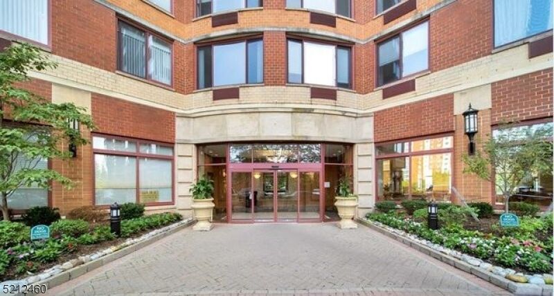 Property Photo: 100 Old Palisade Rd 1401 NJ 07024