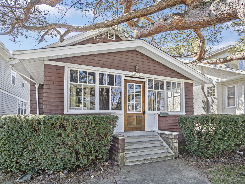 Property Photo:  2220 Payne Street  IL 60201 
