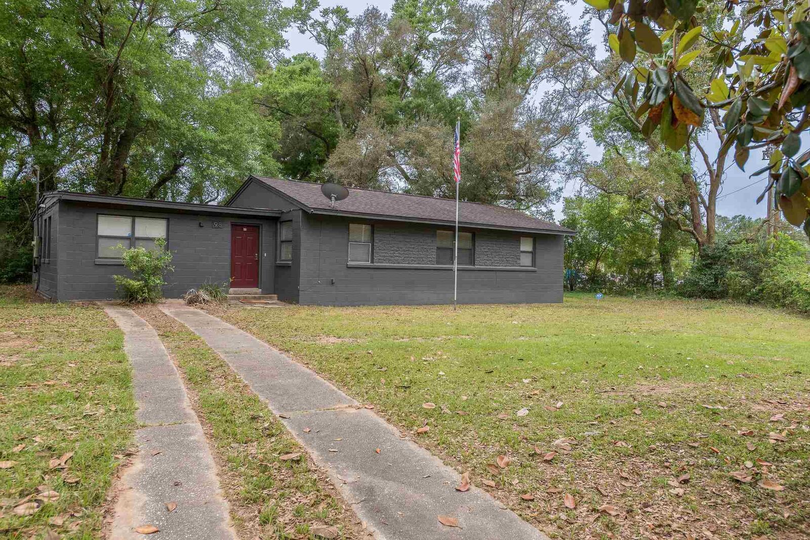 Property Photo: 98 S Garfield Dr FL 32505
