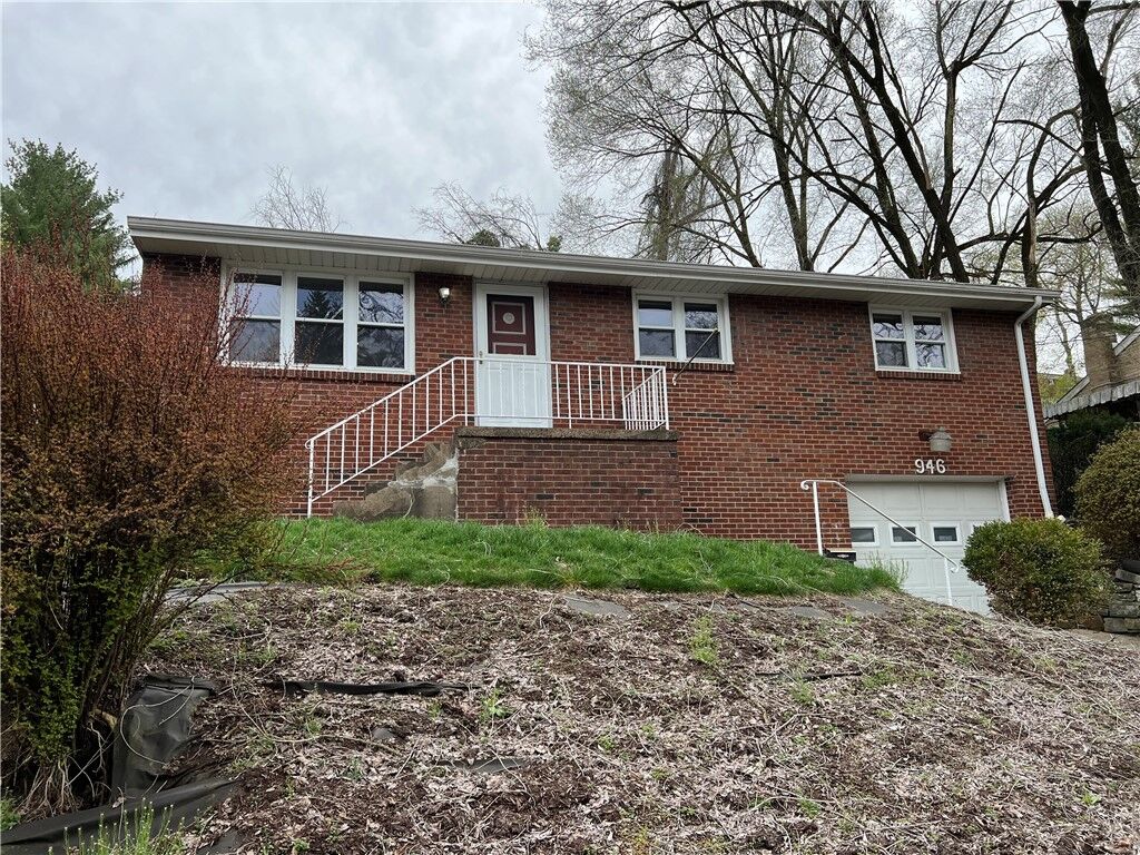 Property Photo:  946 Oakdale  PA 15234 