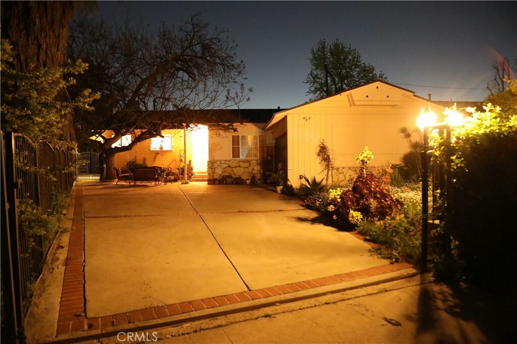 Property Photo: 7633 Chisholm Avenue CA 91406