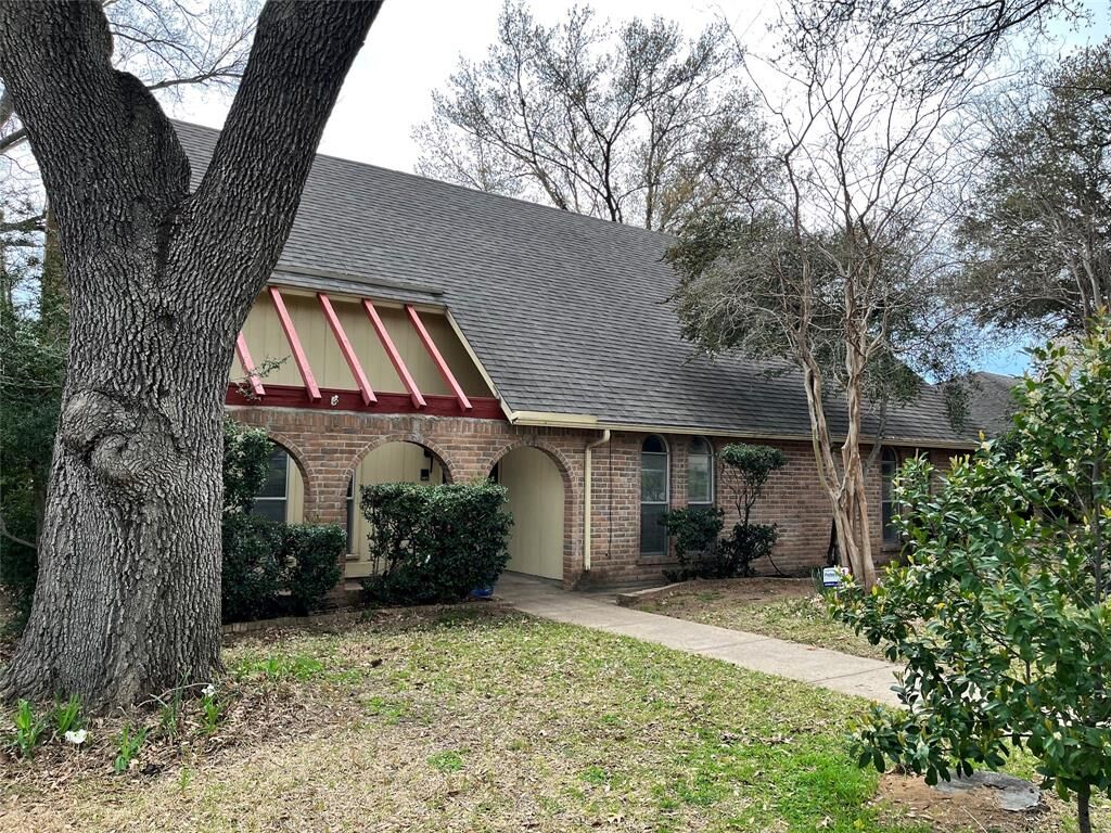 Property Photo: 2010 Garden Oaks Drive TX 76012