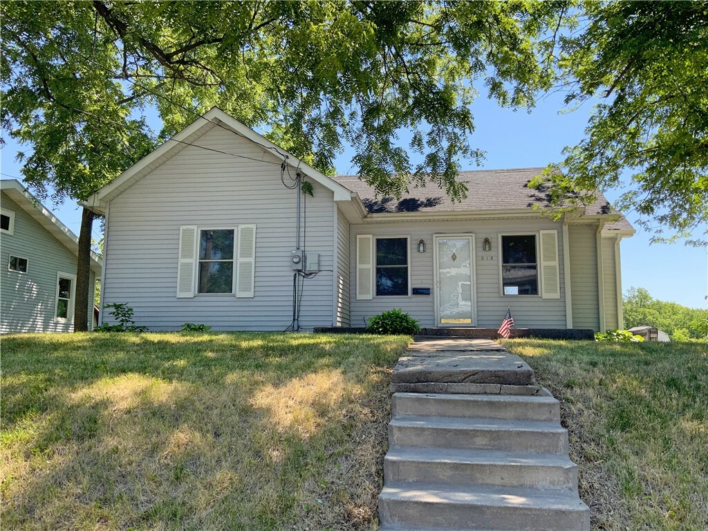 Property Photo:  512 W 2nd Street S  IA 50208 