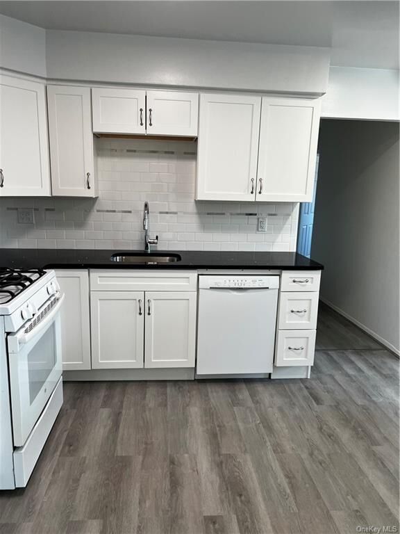 Property Photo:  920 Throgmorton Avenue Top Floor  NY 10465 