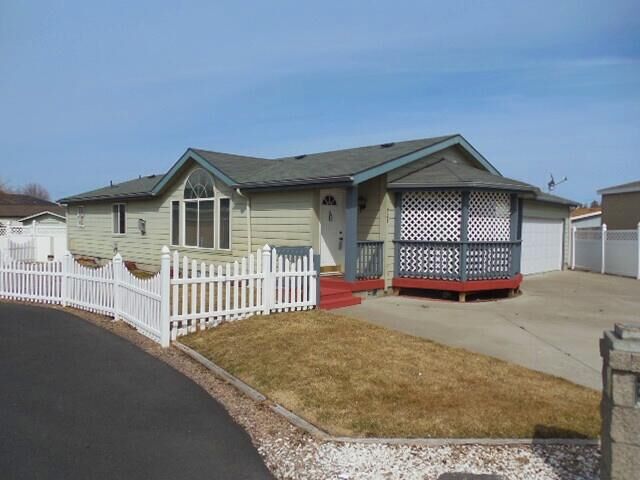 Property Photo: 725 NE Ute Court OR 97756