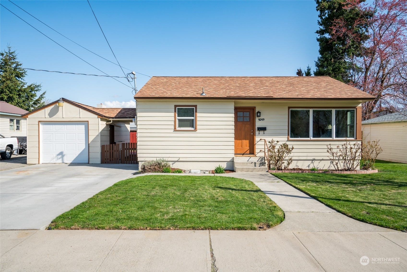 Property Photo:  1014 Montana Street  WA 98801 