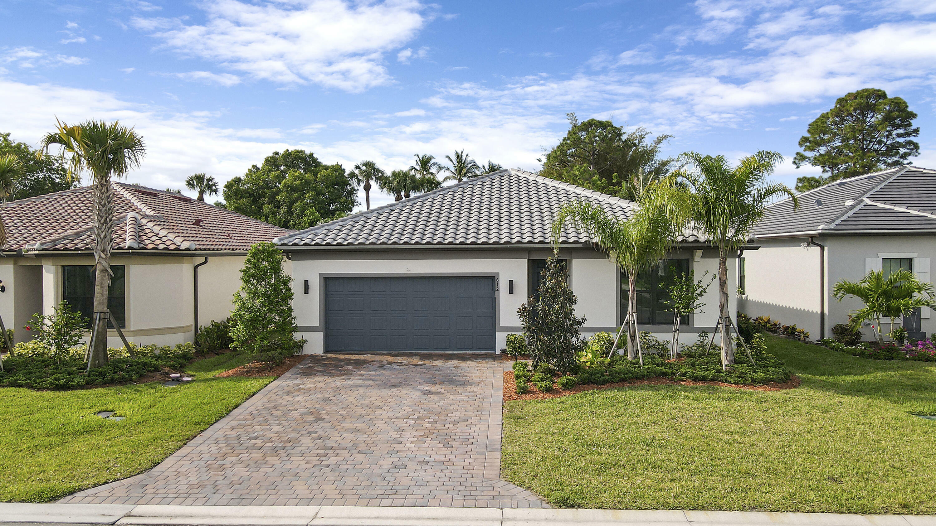 Property Photo: 612 SE Villandry Way FL 34984