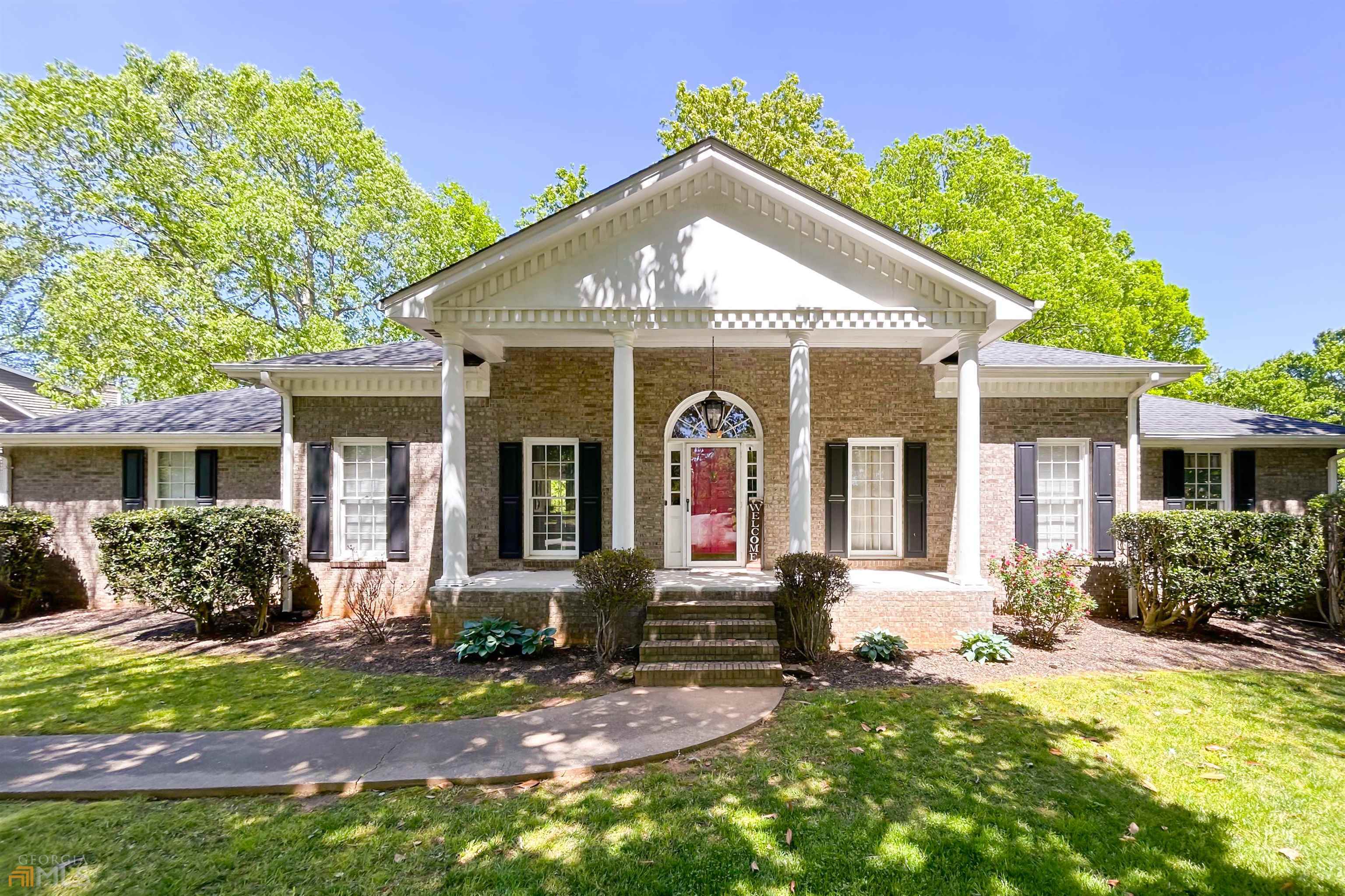Property Photo: 565 Meadowglen Trail GA 30075
