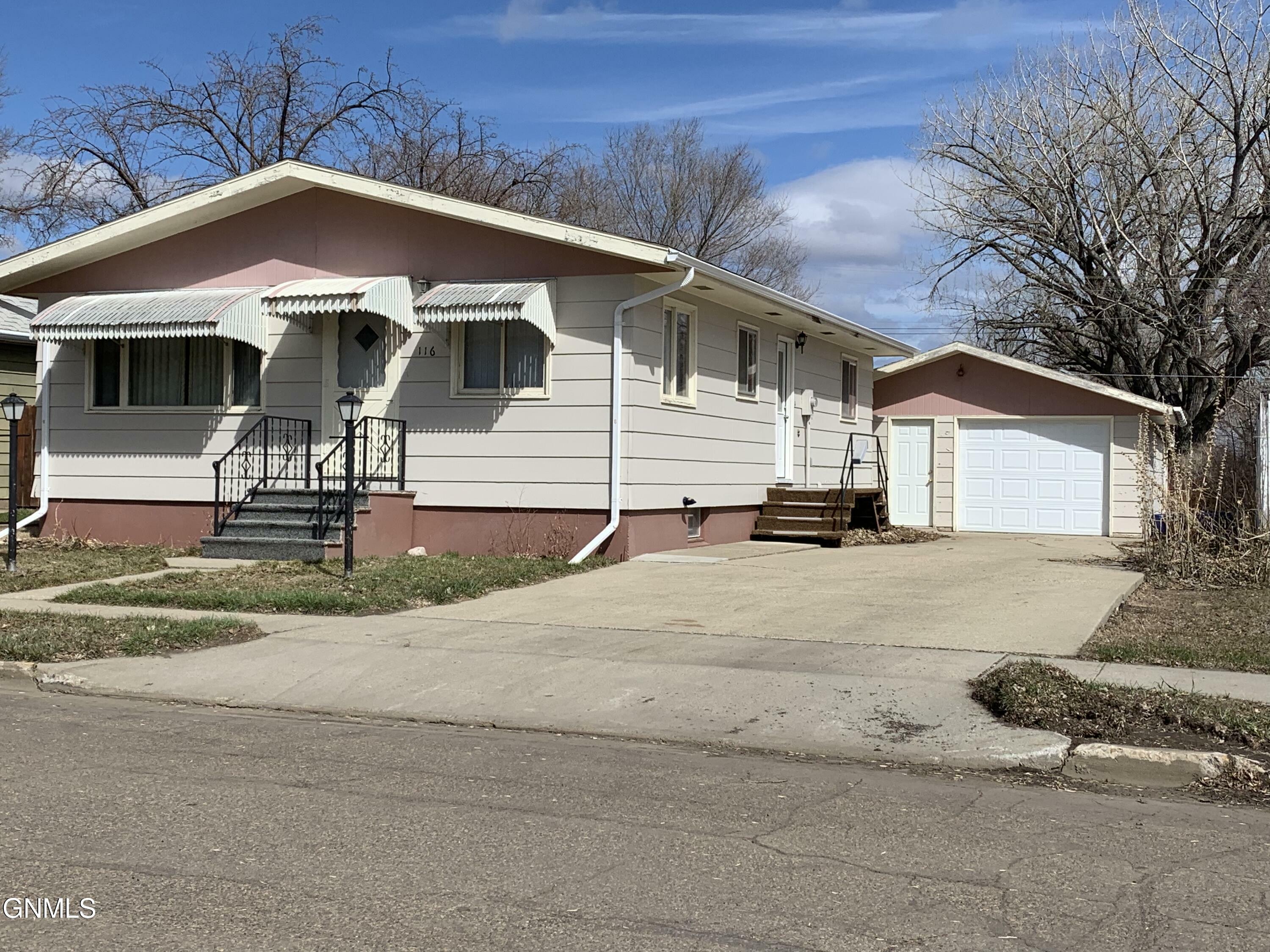 Property Photo:  116 1st Avenue NE  ND 58523 