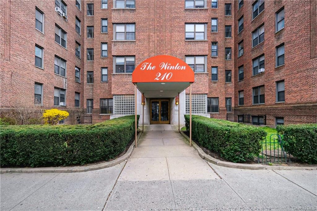 Property Photo: 210 Martine Avenue 1D NY 10601