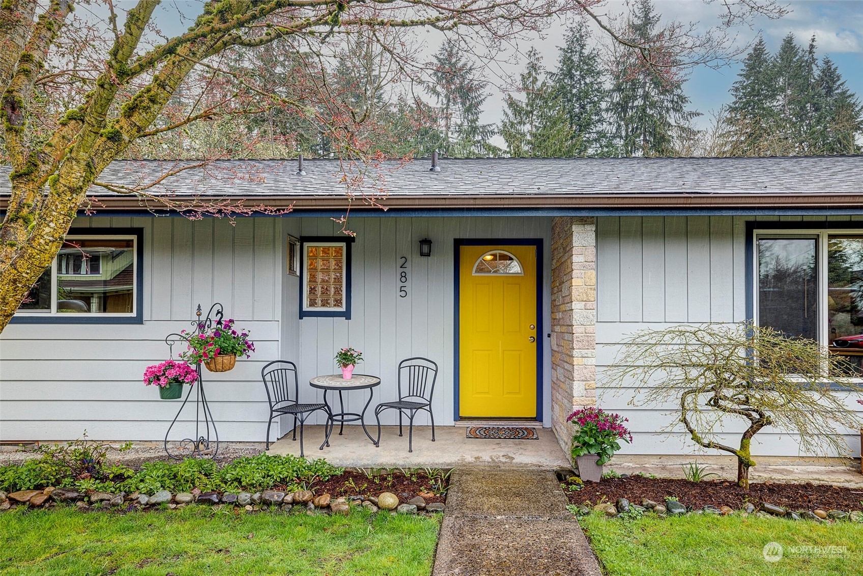 Property Photo:  285 SE Bush Street  WA 98027 