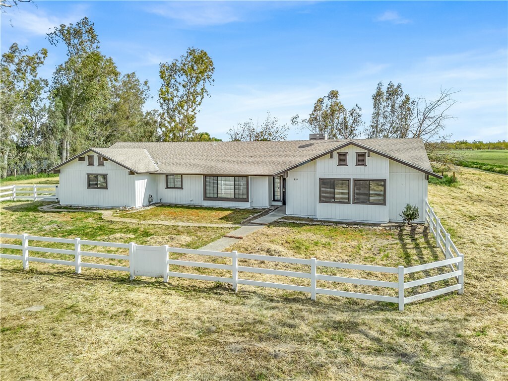 Property Photo: 855 E Mount Whitney Avenue CA 93242