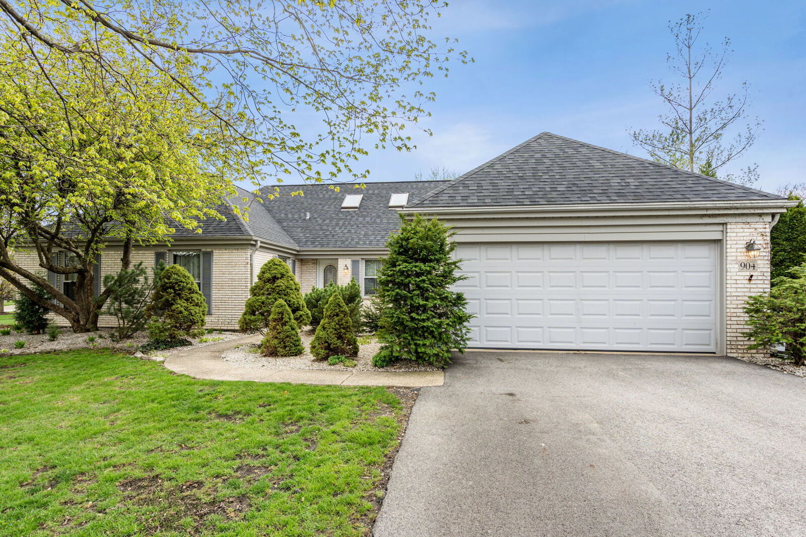 Property Photo: 904 S White Willow Bay Avenue IL 60067