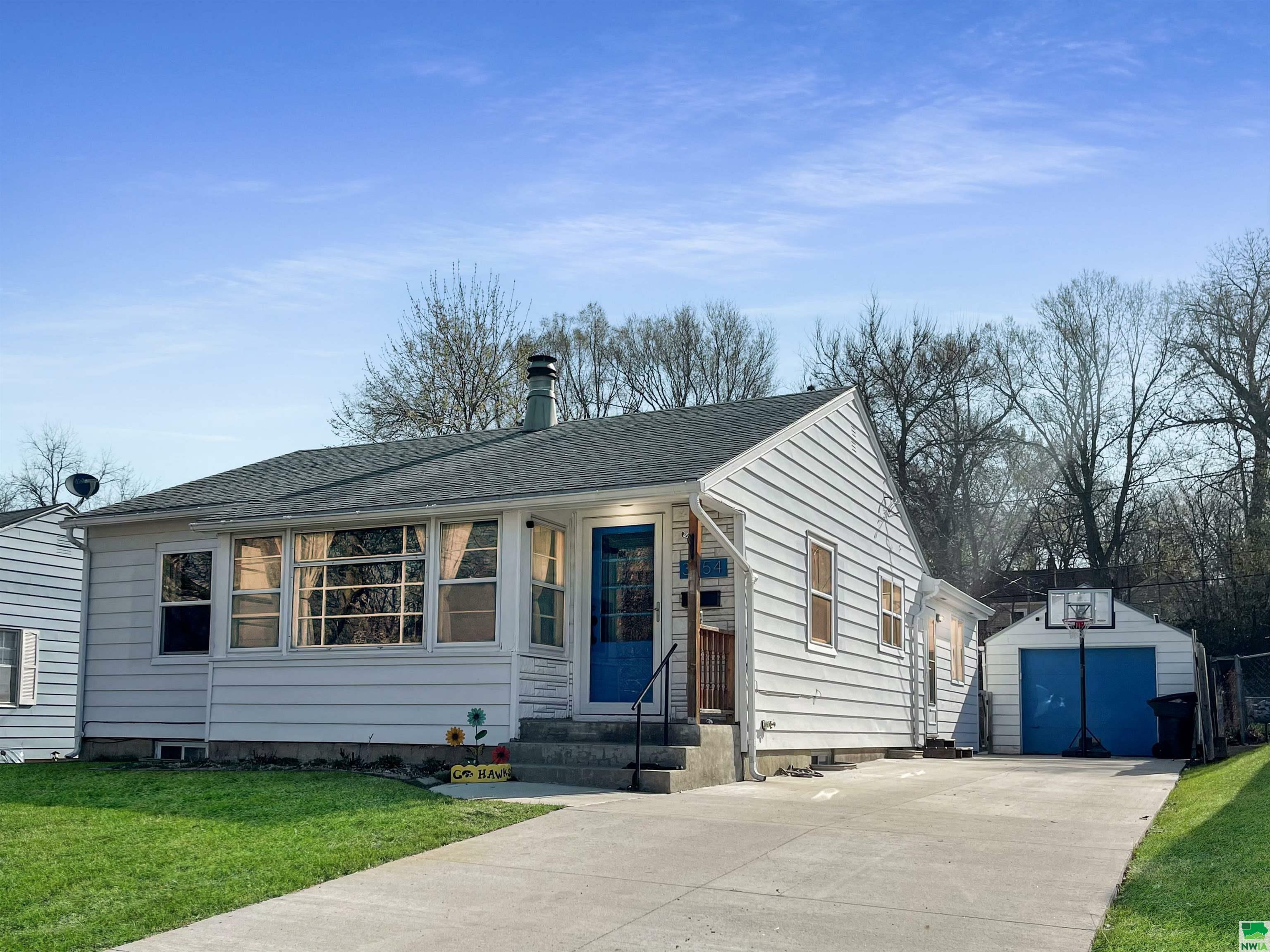 Property Photo:  3254 Grandview Blvd  IA 51104 