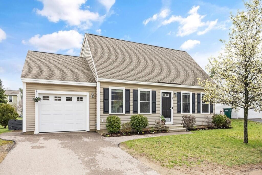 Property Photo:  5 Fairchild Ct  MA 01463 
