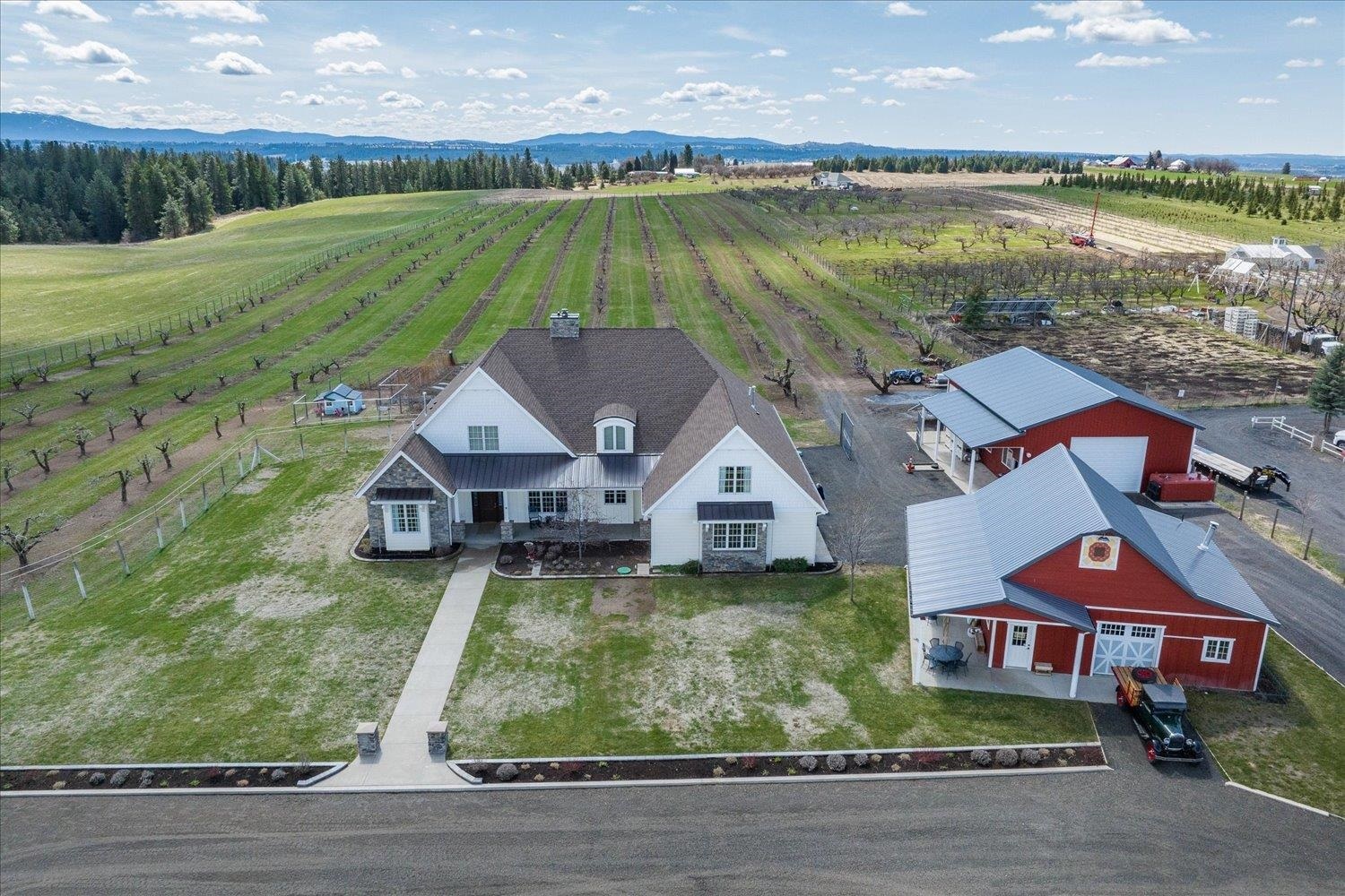 Property Photo: 8214 E Greenbluff Rd WA 99005