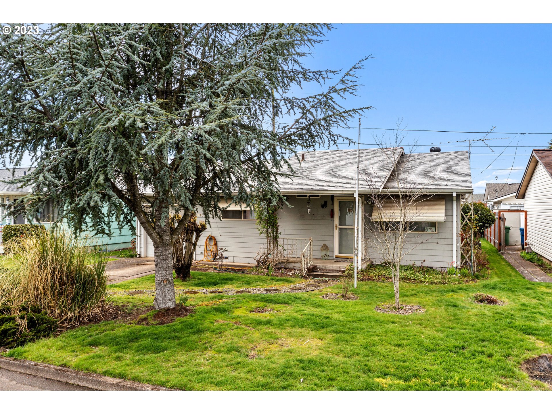 Property Photo: 943 Cahill Way OR 97071