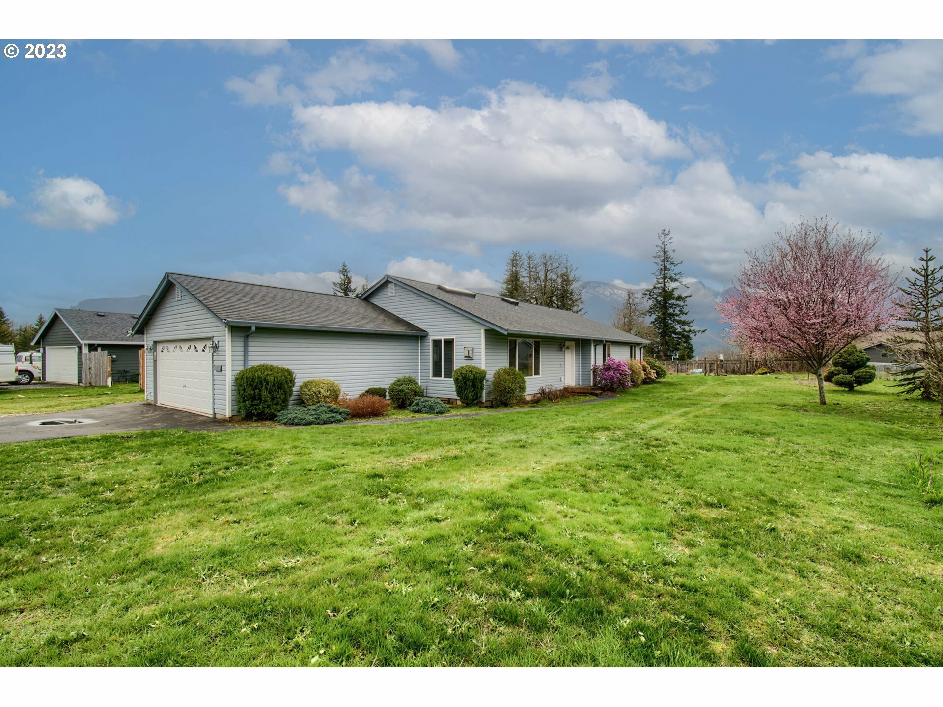 Property Photo:  918 NW Nicklaus Ct  WA 98648 