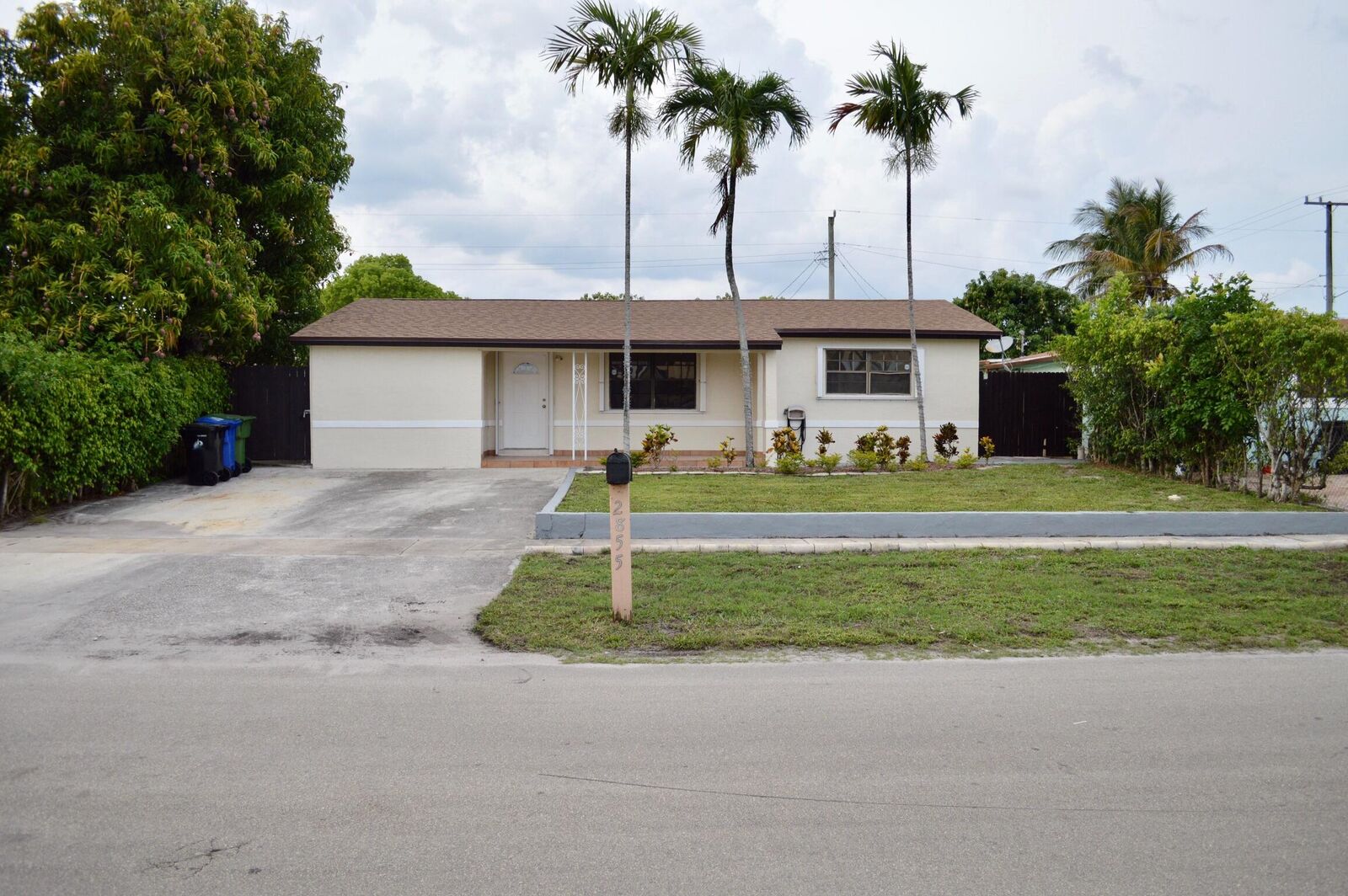 Property Photo:  2855 SW 10 Street  FL 33312 