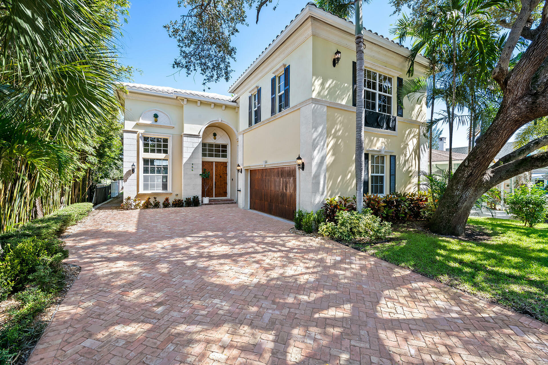 Property Photo: 226 N Lakeside Drive FL 33460