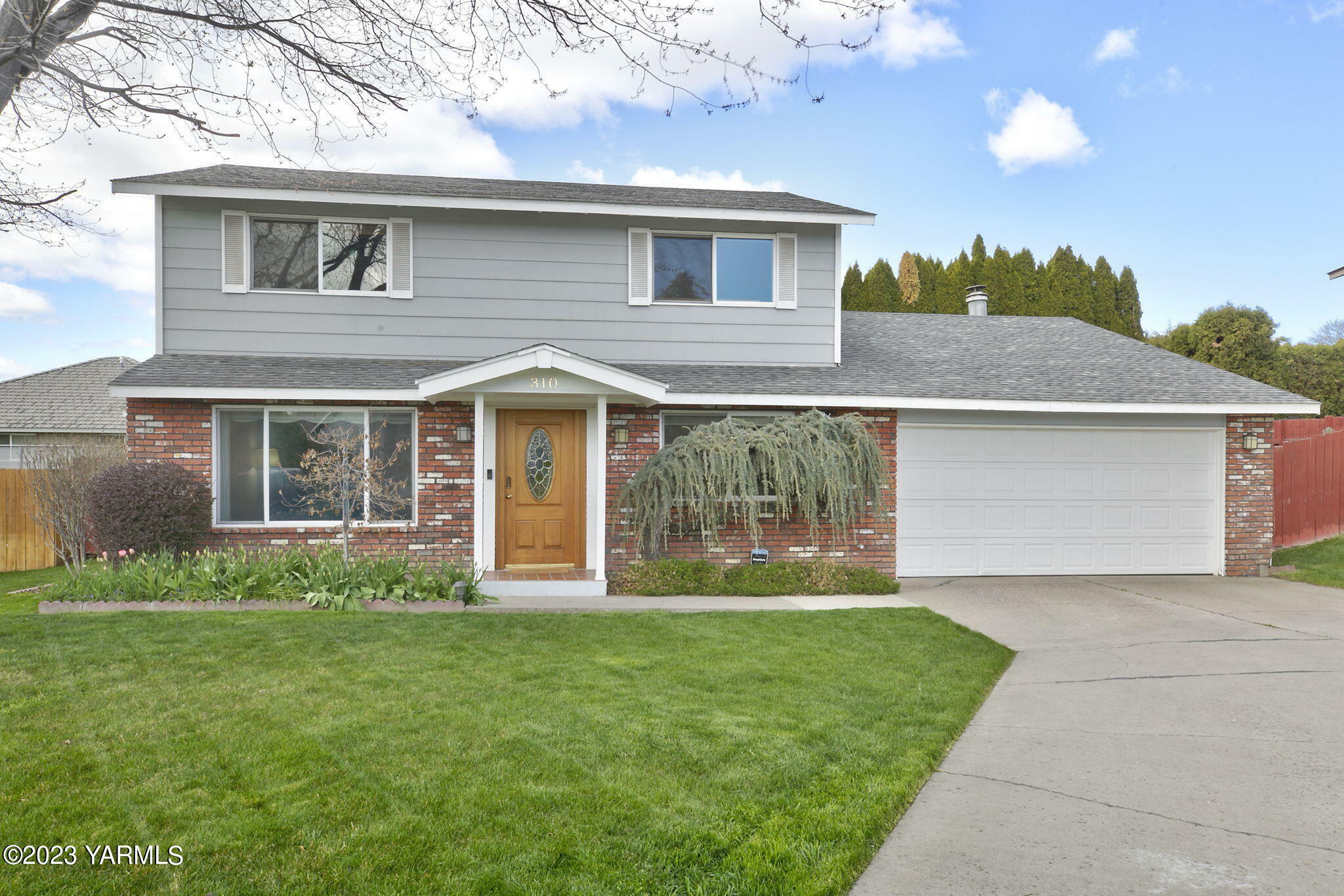 Property Photo: 310 N 50th Ave WA 98908
