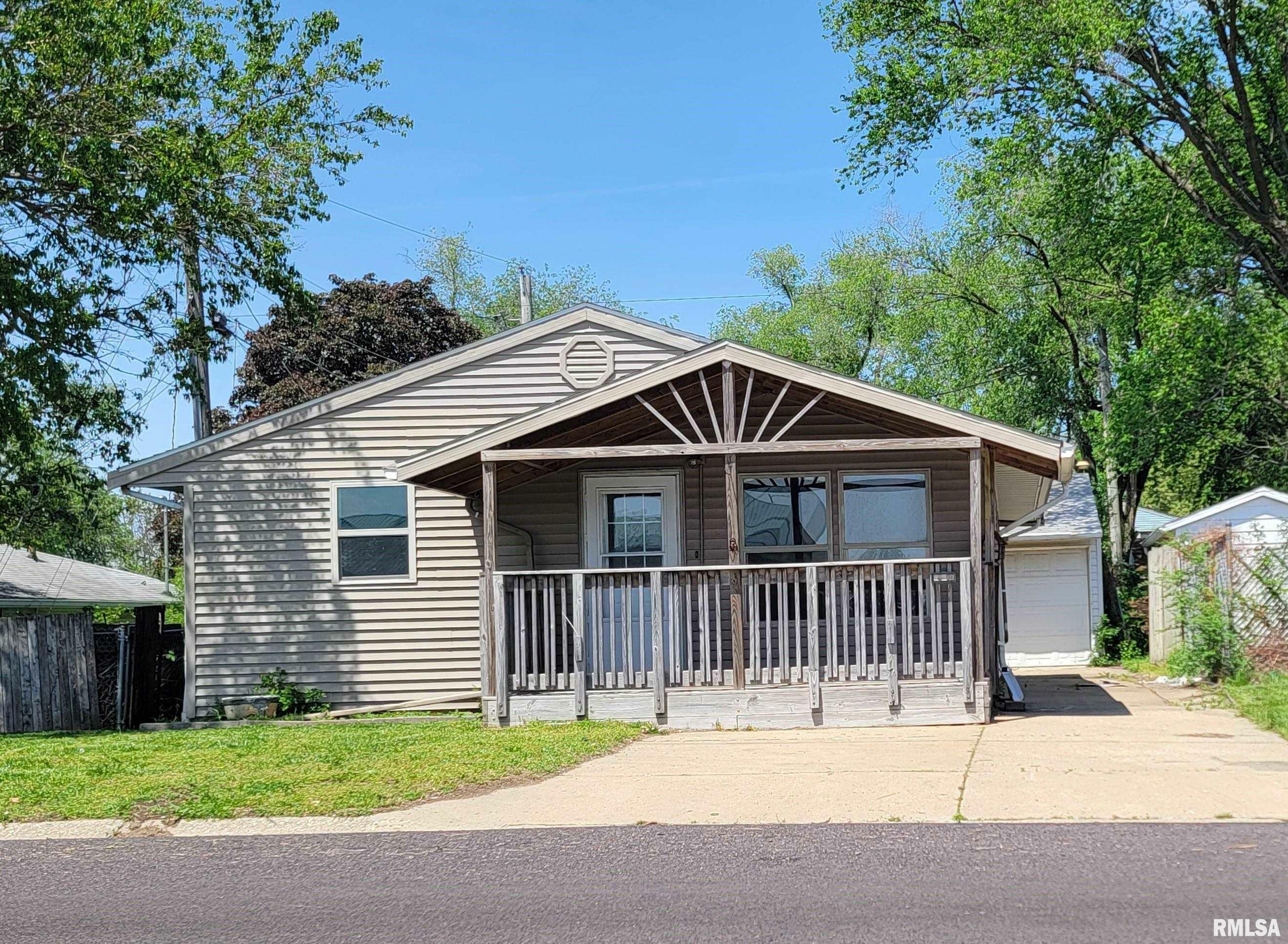 Property Photo:  1305 Koch Street  IL 61554 