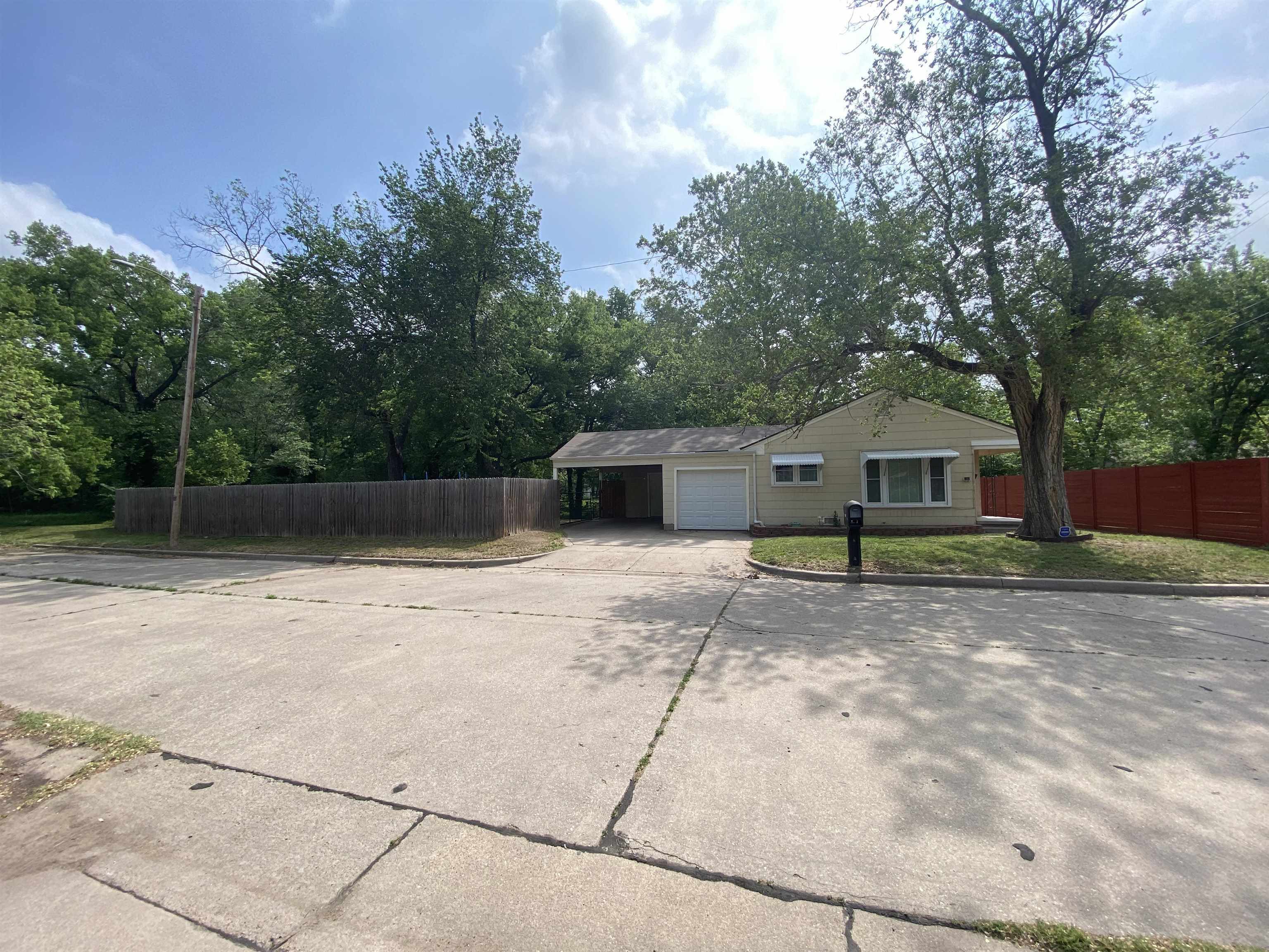 Property Photo:  3002 E Timberlane Cir  KS 67216 