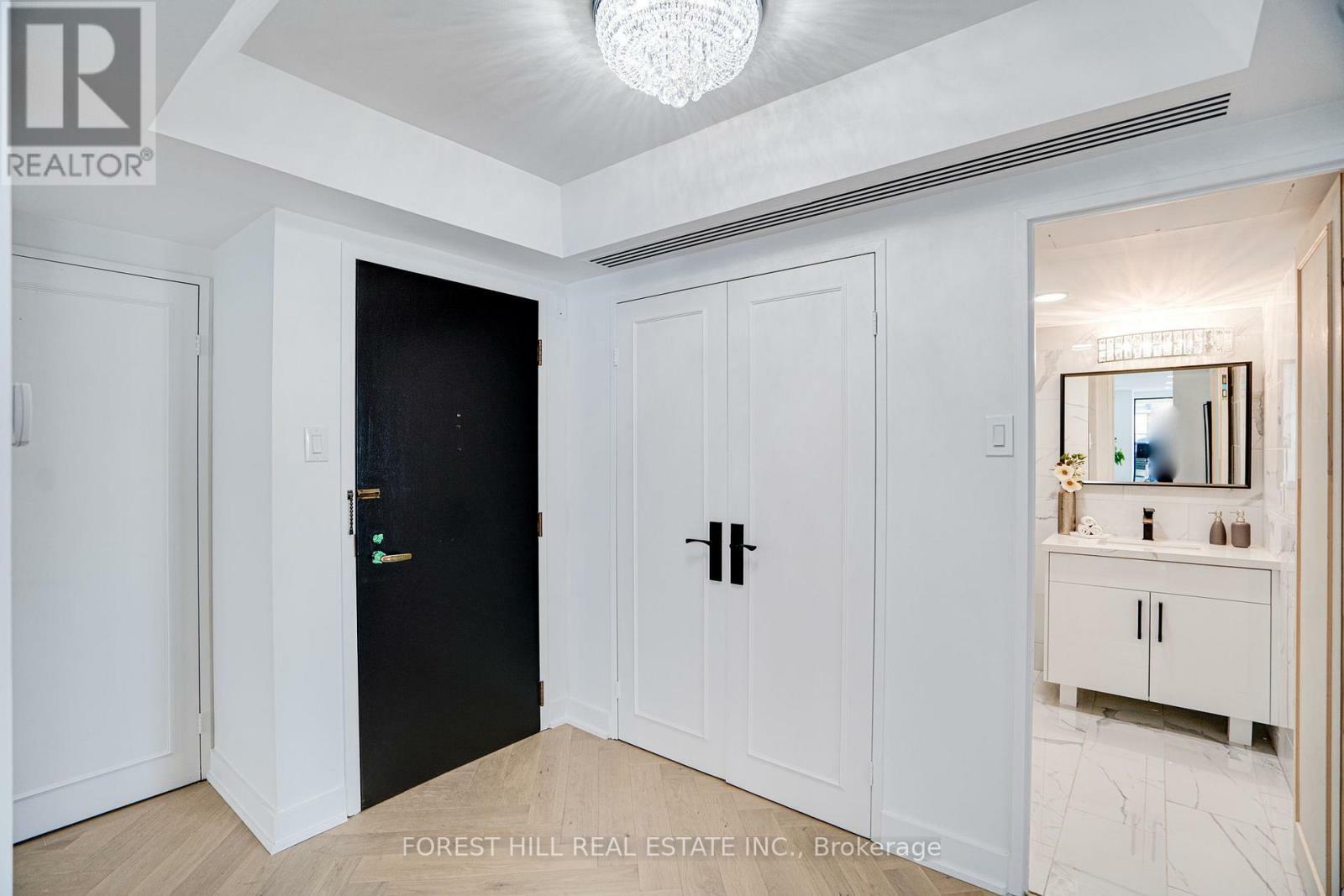 Property Photo:  61 St Clair West 1107  ON M4V2Y8 