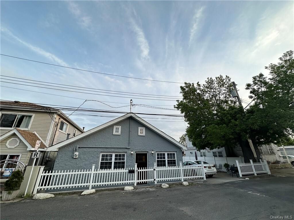 Property Photo:  408 Harding Park  NY 10473 