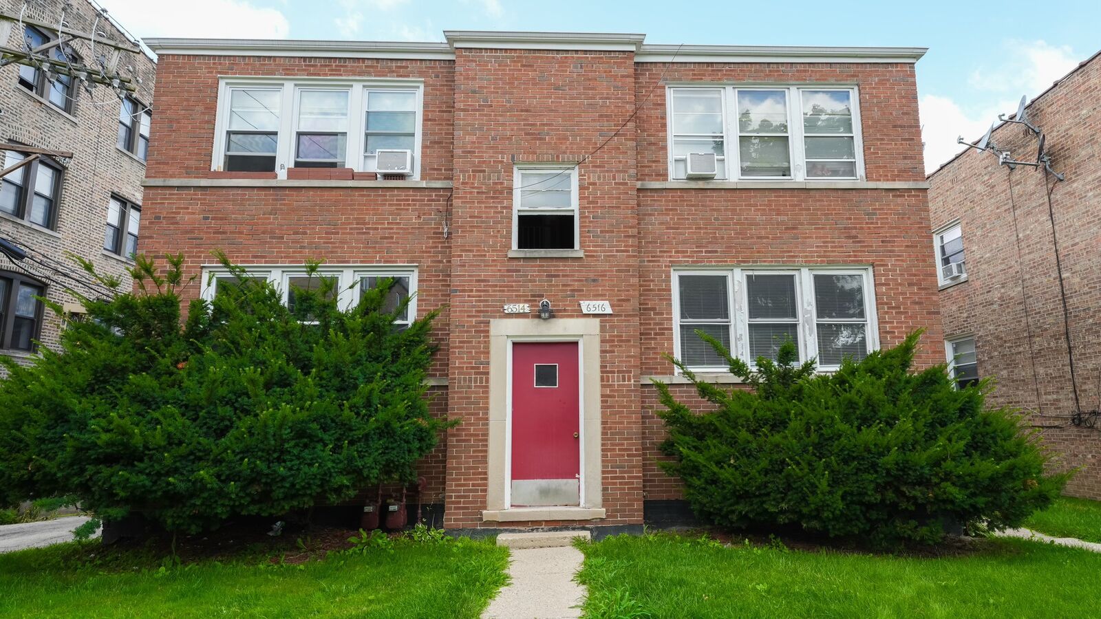 Property Photo: 6516 N Seeley Avenue 1N IL 60645