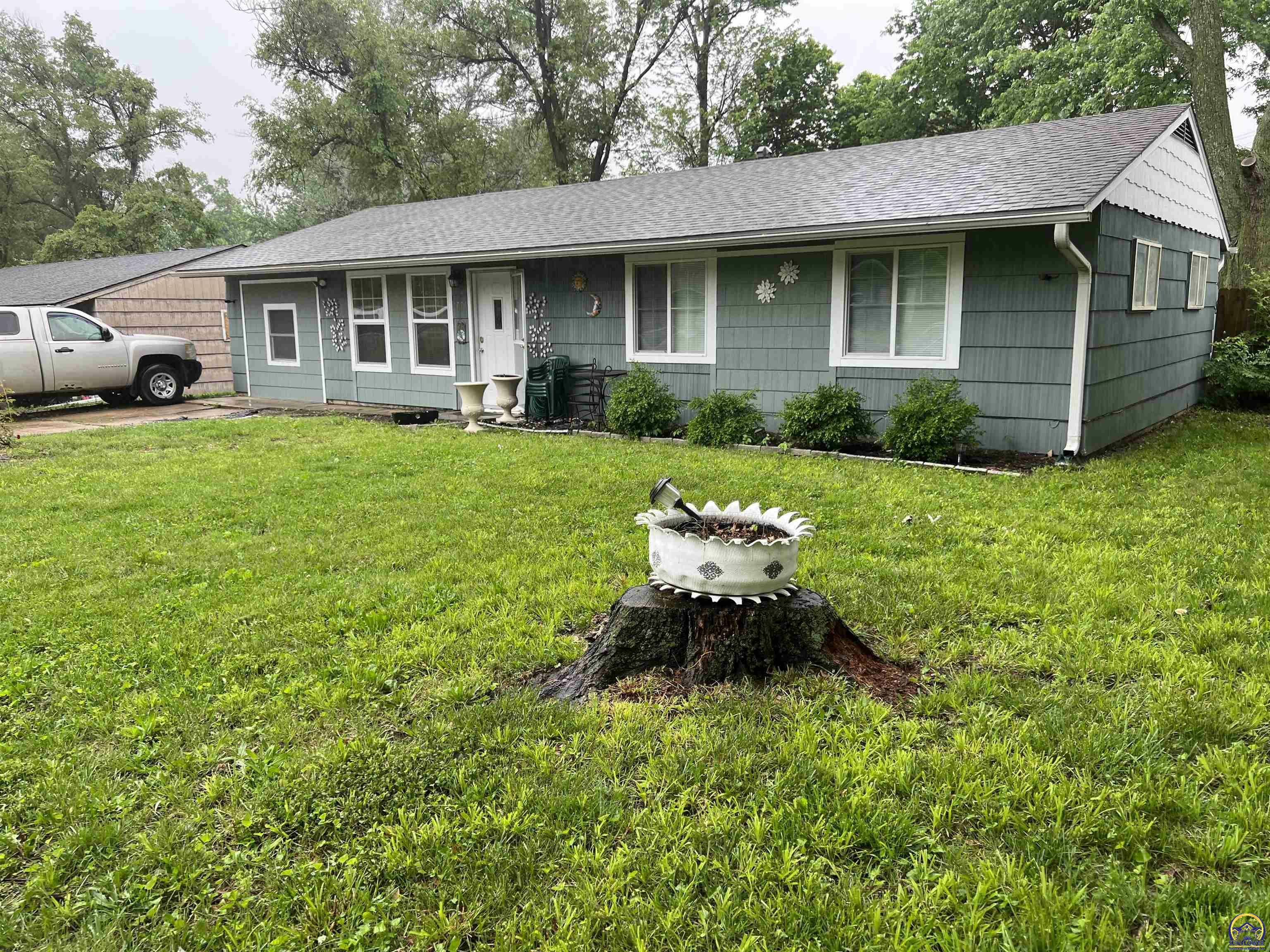 Property Photo:  1771 SE 29th Ter  KS 66605 