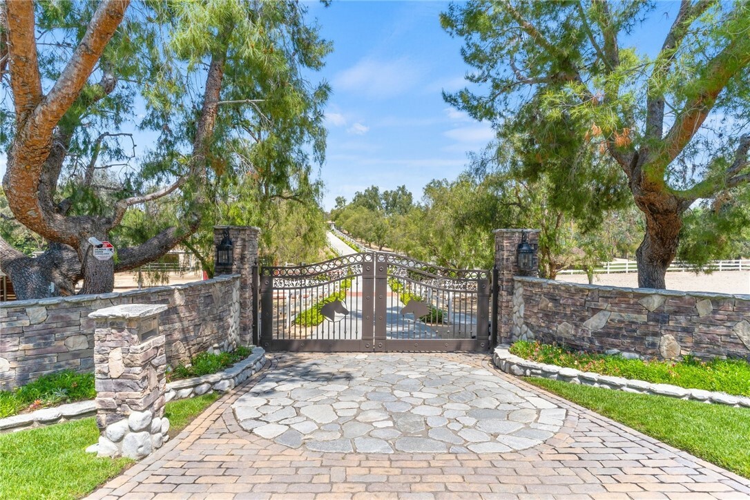 Property Photo:  33150 Pauba Road  CA 92592 