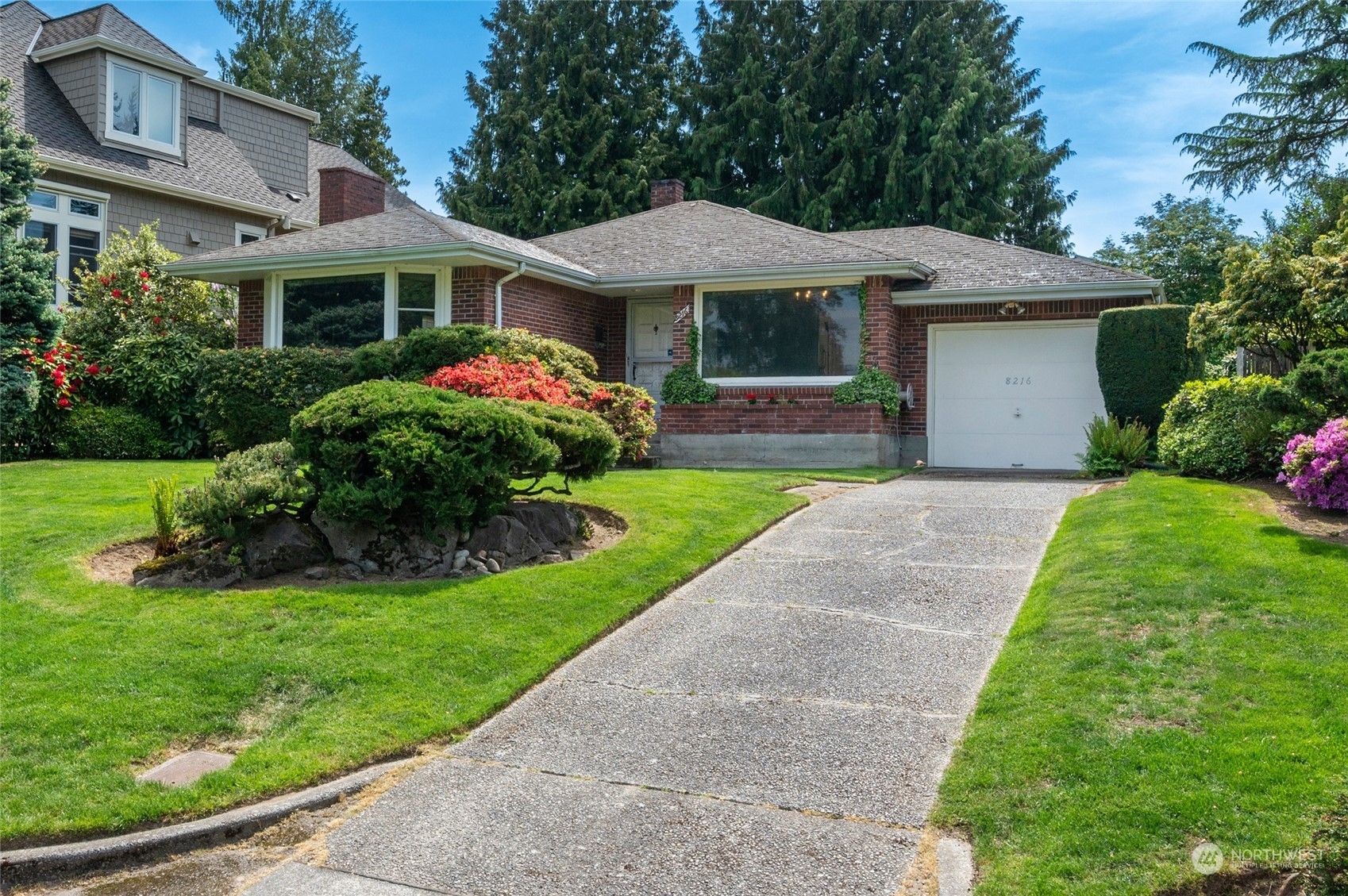 Property Photo:  8216 Fairway Drive NE  WA 98115 