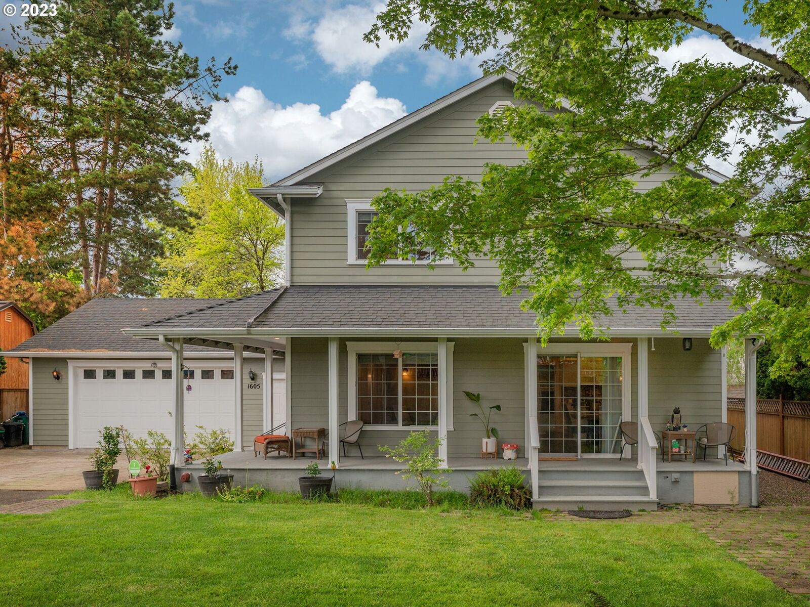 Property Photo:  1605 N Hoskins St  OR 97132 