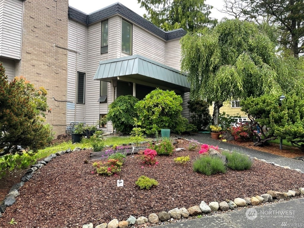 Property Photo:  561 Elm Way 563  WA 98020 