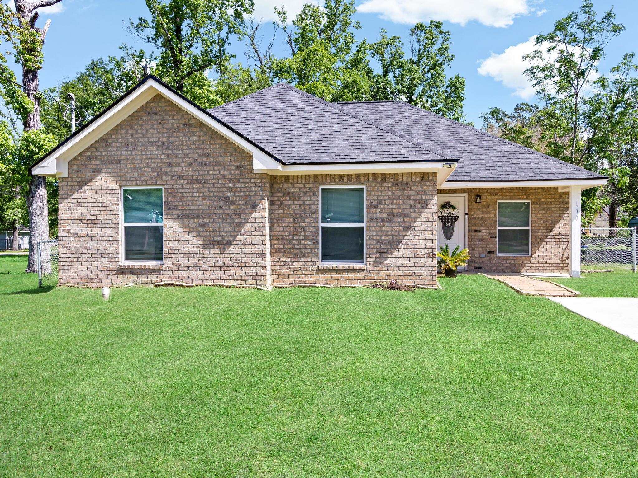 Property Photo:  1070 Parry St  TX 77703 