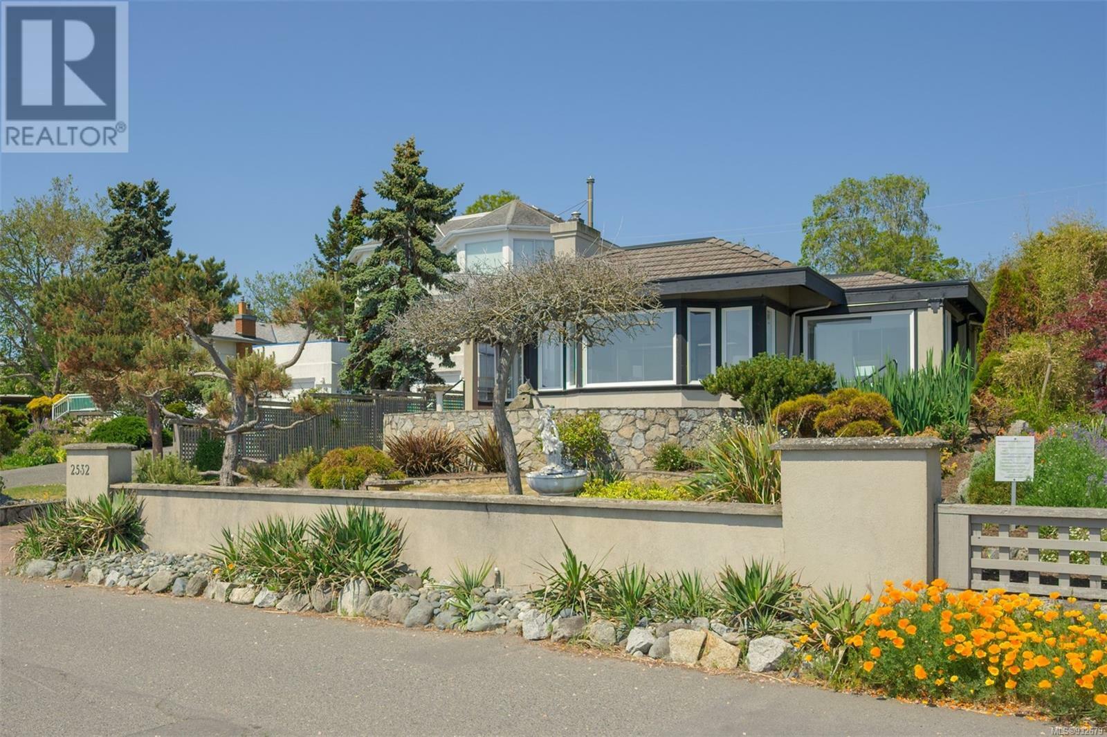 Property Photo:  2532 Esplanade  BC V8R2W3 