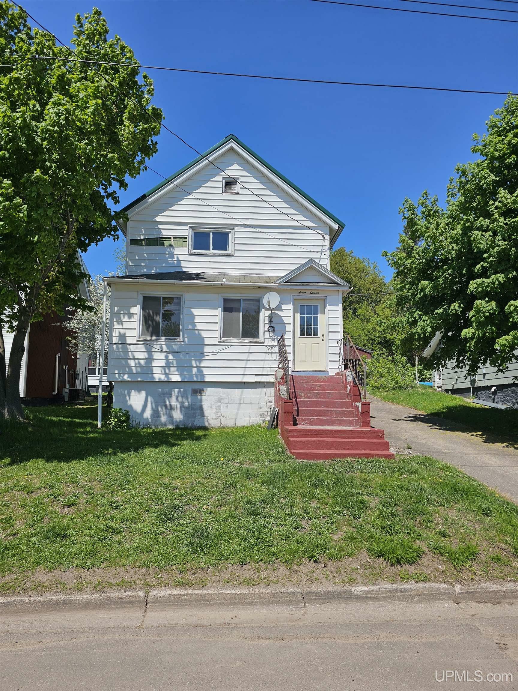 Property Photo:  711 Pine St  MI 49930 