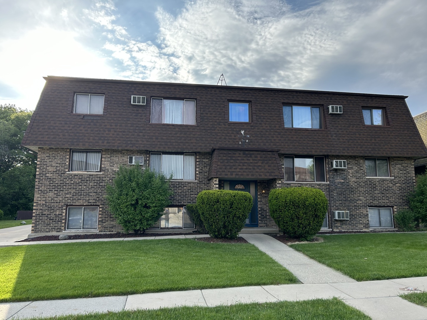 Property Photo:  1135 Royal Boulevard 1S  IL 60123 