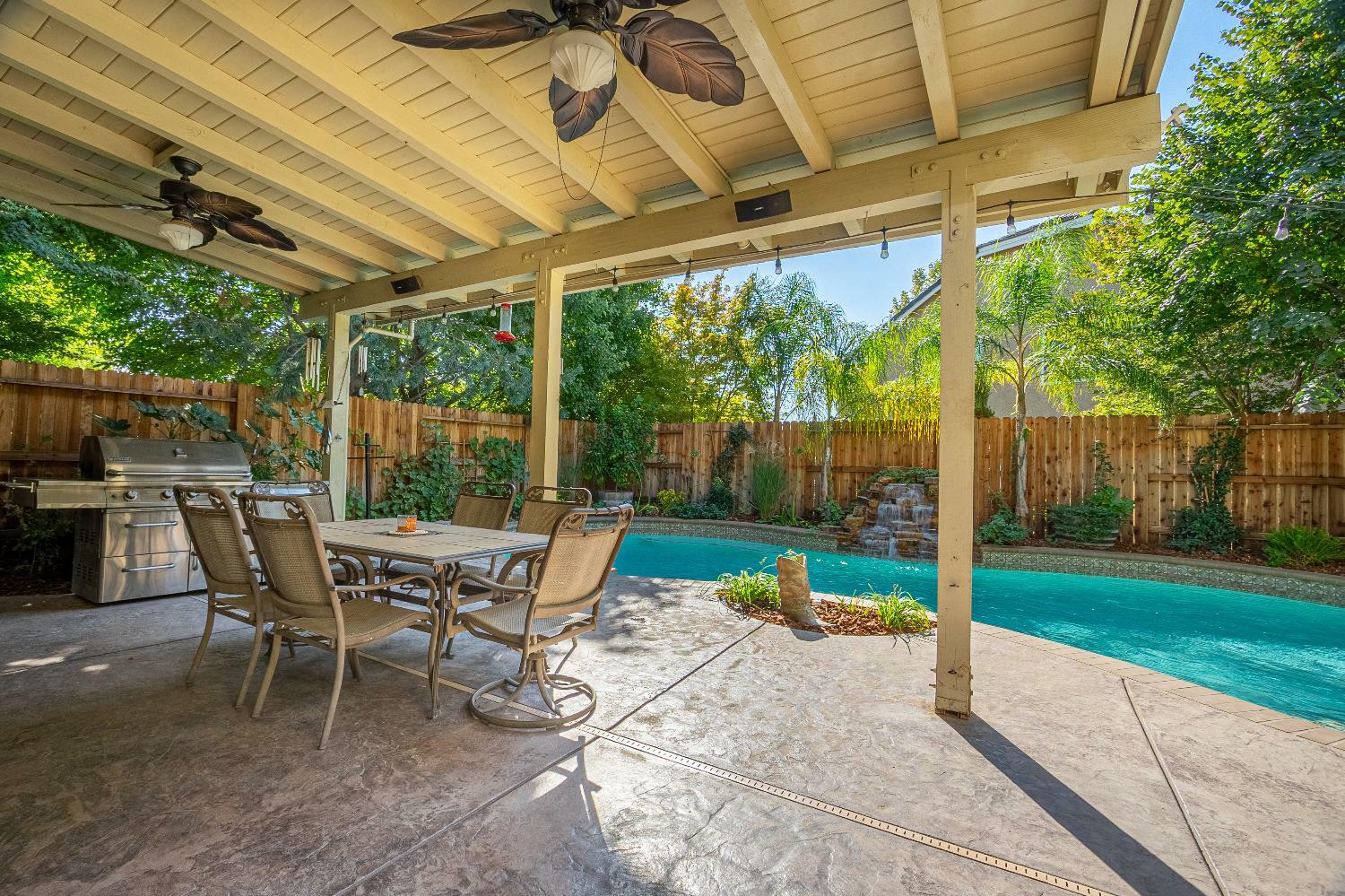 Property Photo: 125 Ambridge Court CA 95747