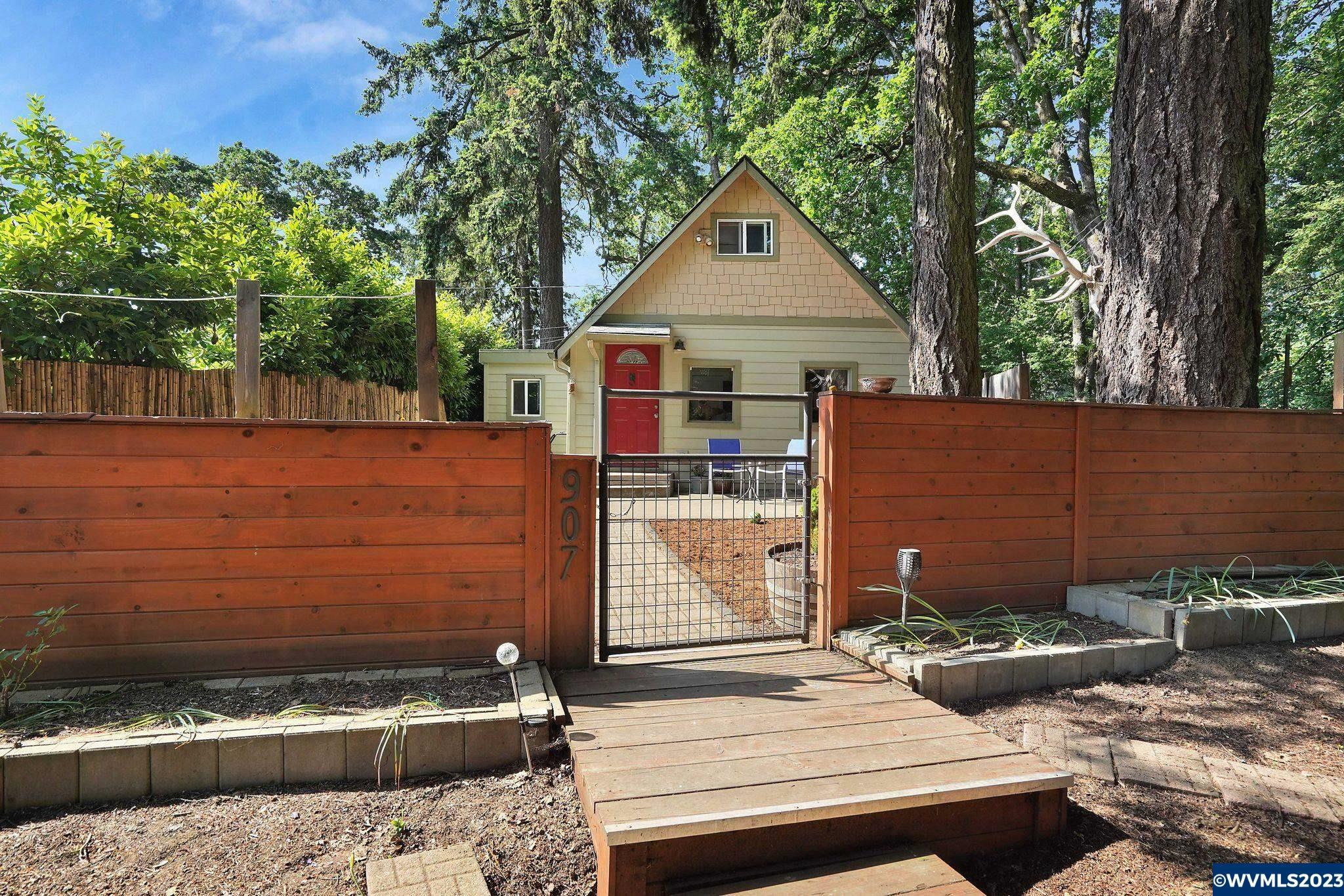 Property Photo:  907  Kingwood Dr NW  OR 97304 