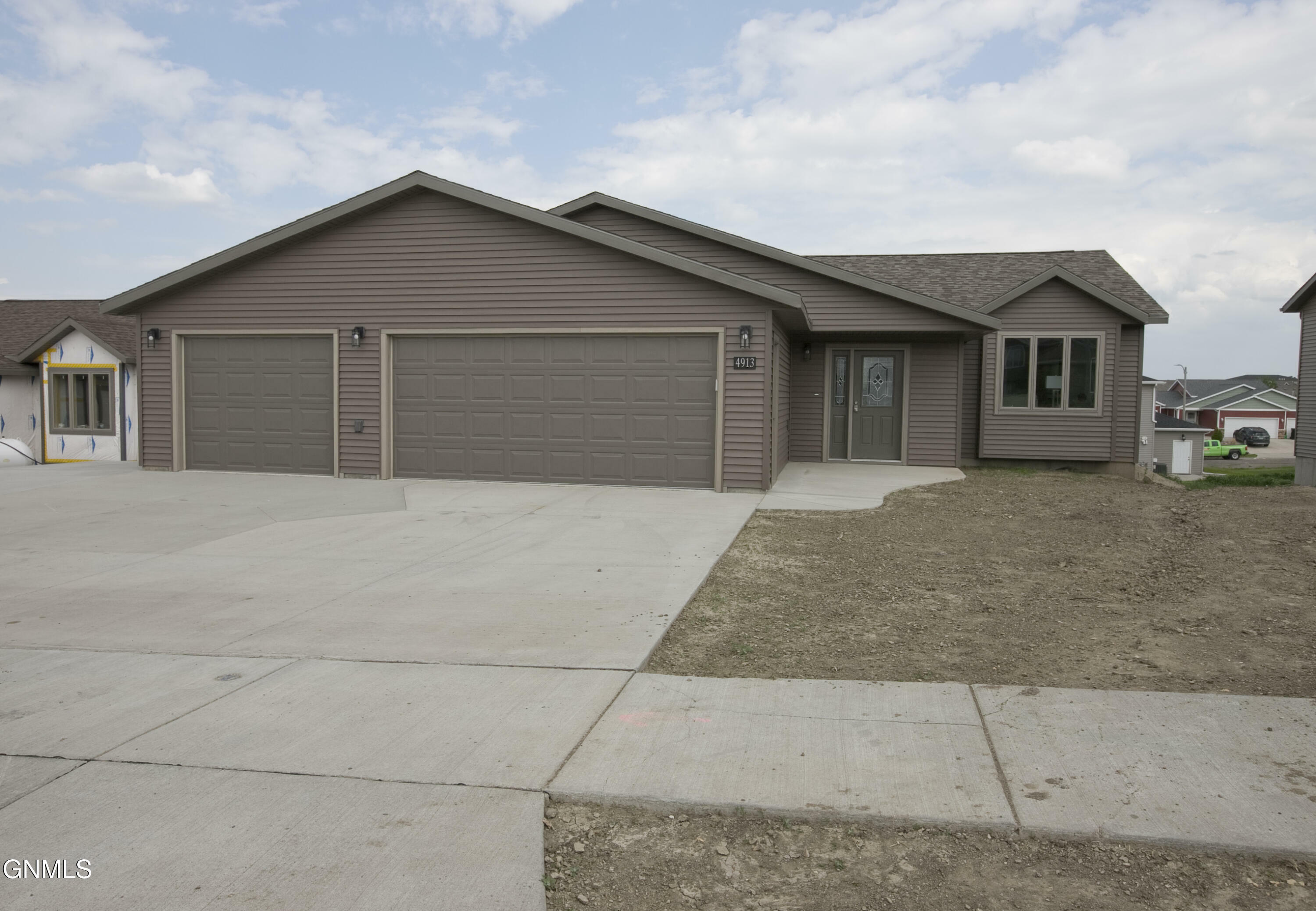 Property Photo:  4913 Weyburn Drive  ND 58503 