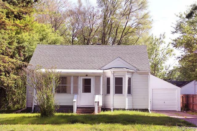 Property Photo:  715 W Holmes  MI 48910 