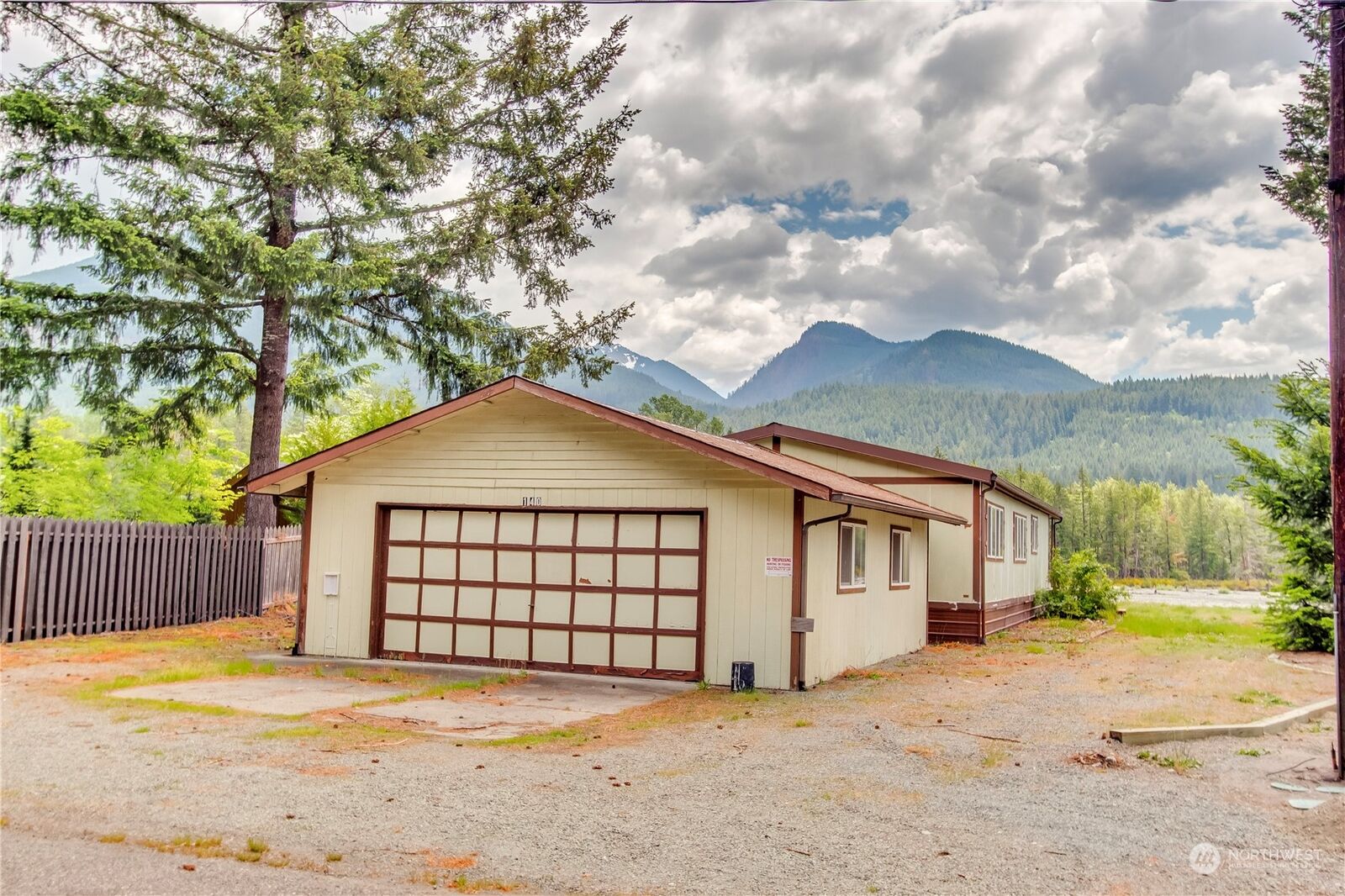 Property Photo:  140 Maple Place  WA 98361 
