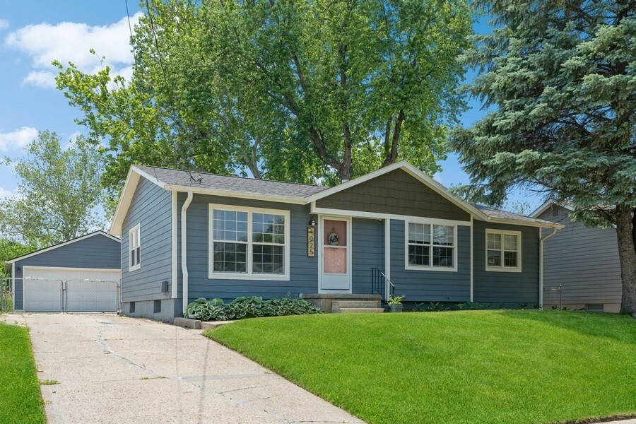 Property Photo:  4025 E Garden Avenue  IA 50317 