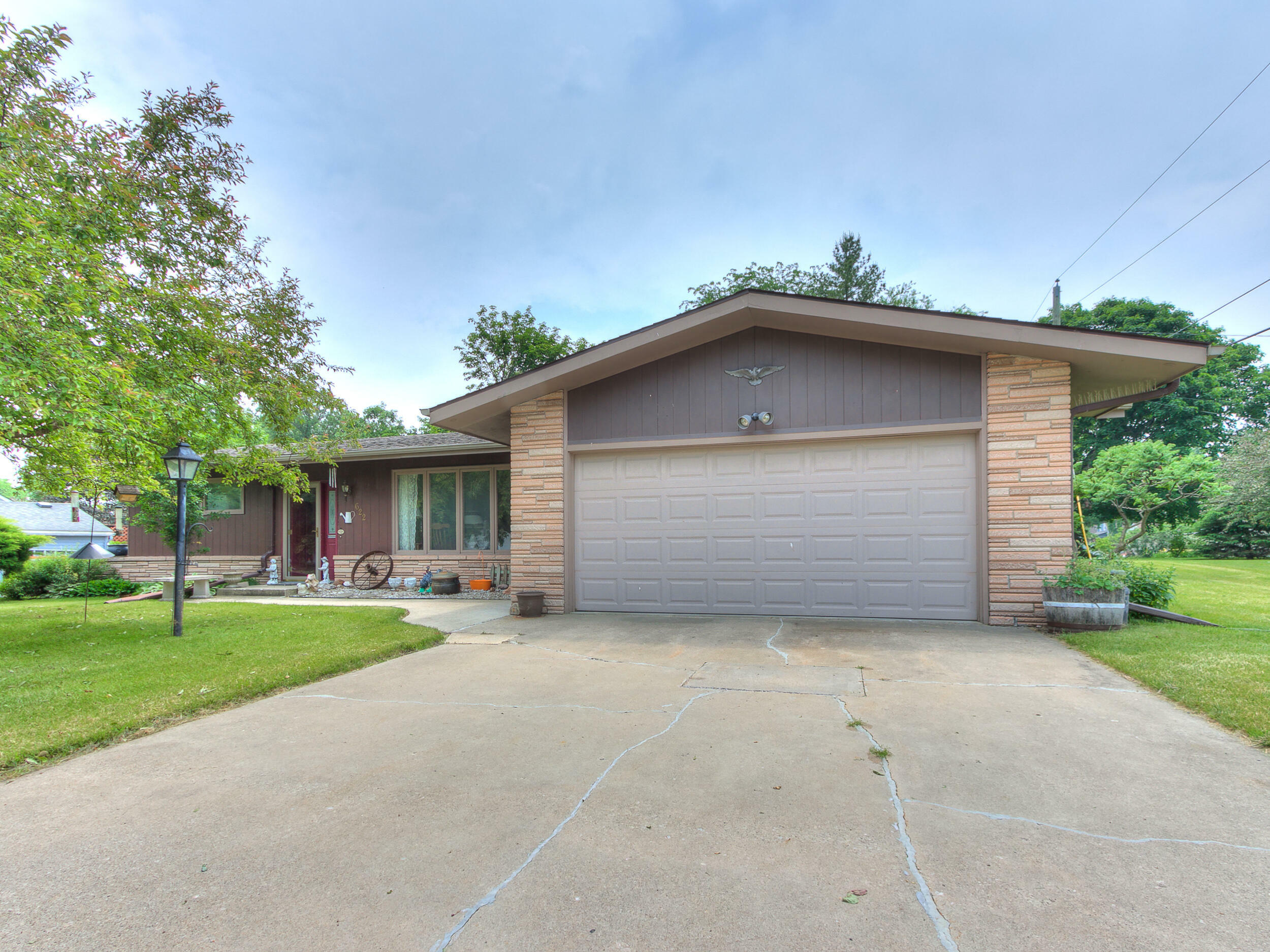 Property Photo:  622 Cedar Street  IA 50248 